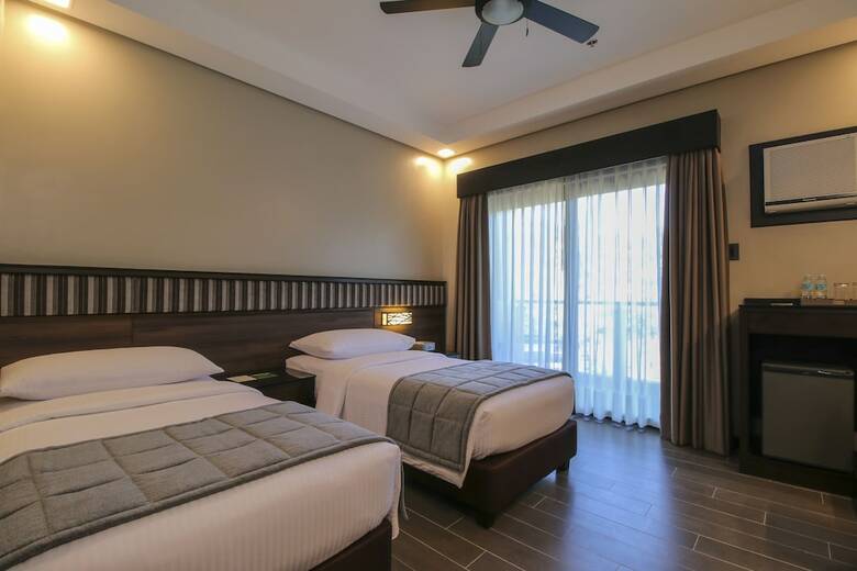 Two Seasons Coron Bayside Hotel