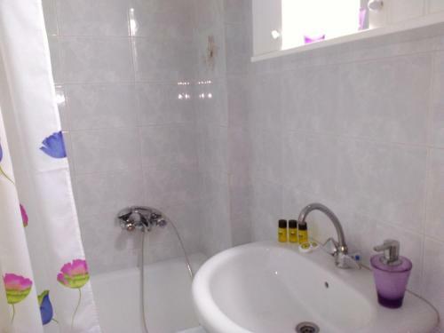 Hostal Neapoli Rooms