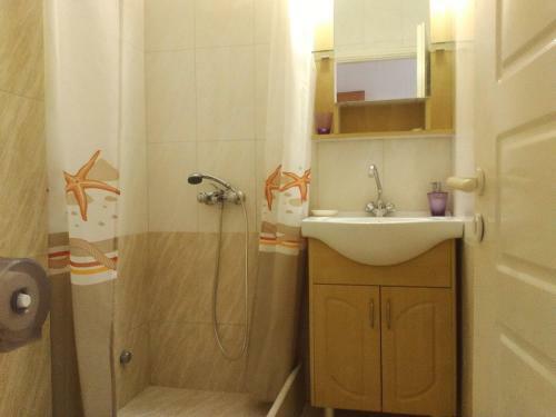 Hostal Neapoli Rooms
