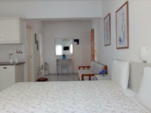 Hostal Neapoli Rooms