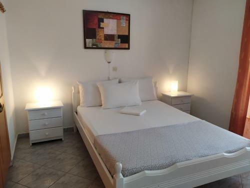 Hostal Neapoli Rooms