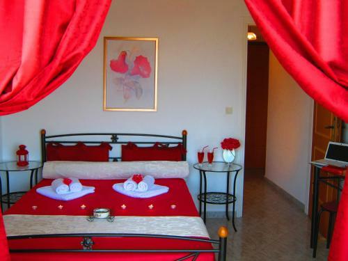 Hostal Neapoli Rooms