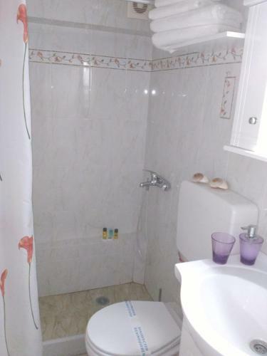 Hostal Neapoli Rooms
