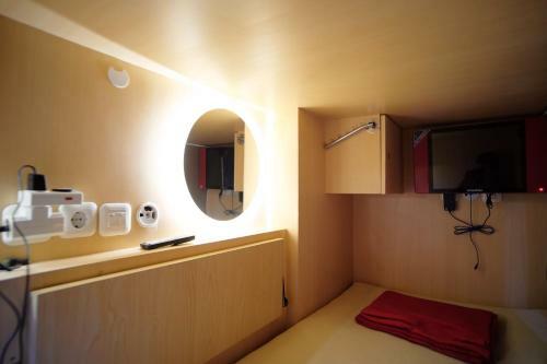 Inap At Capsule Hostel