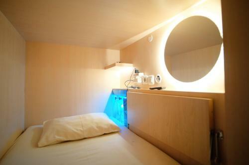 Inap At Capsule Hostel