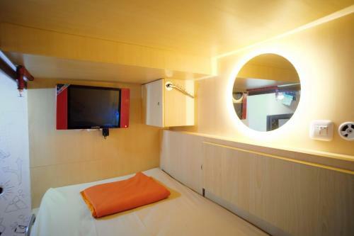 Inap At Capsule Hostel