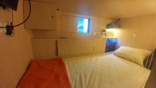 Inap At Capsule Hostel