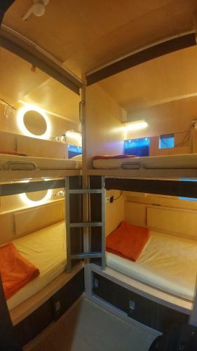 Inap At Capsule Hostel