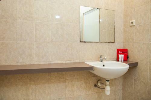 Bed & Breakfast Reddoorz Near Gubeng Station