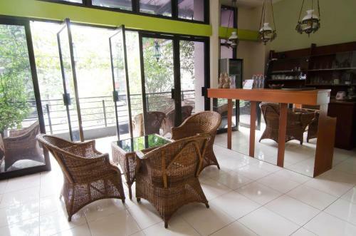 Bed & Breakfast Reddoorz Near Gubeng Station
