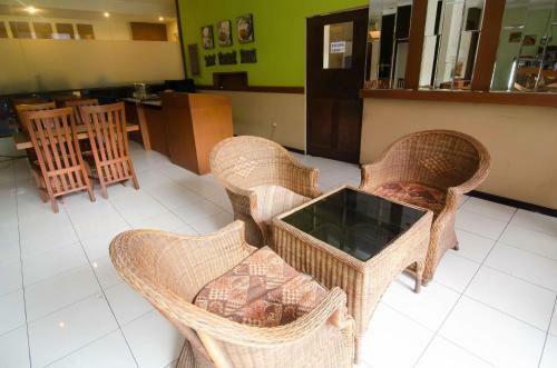 Bed & Breakfast Reddoorz Near Gubeng Station