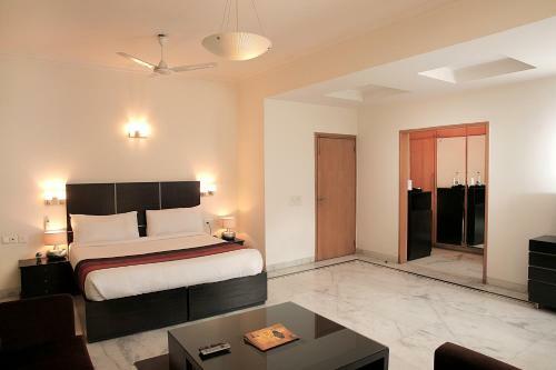 Hostal Ahuja Residency -jcm 55, Dlf Phase -2