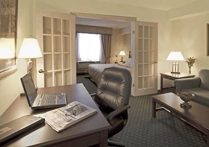 Comfort Hotel & Suites