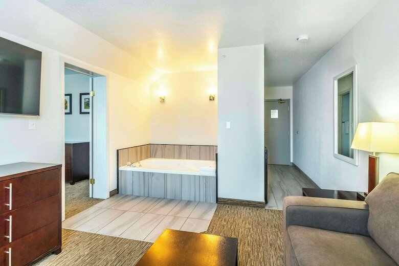 Hotel Comfort Inn And Suites
