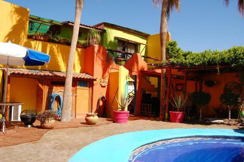 Hostal Leo's Baja Oasis