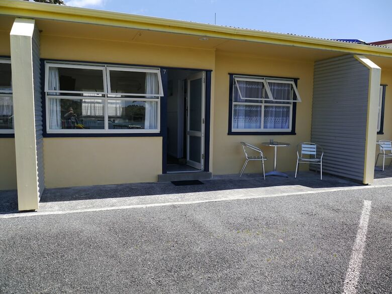Raglan Palm Beach Motel