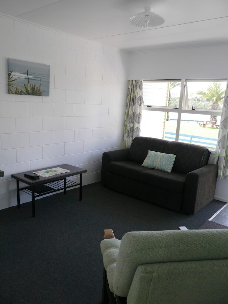 Raglan Palm Beach Motel