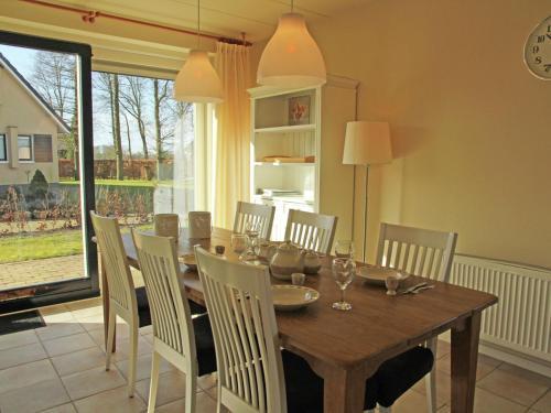 Pleasant Holiday Home In Gaasterlan-sleat With Parasol