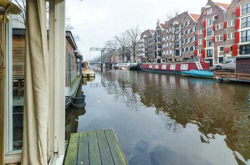 The Guest-houseboat
