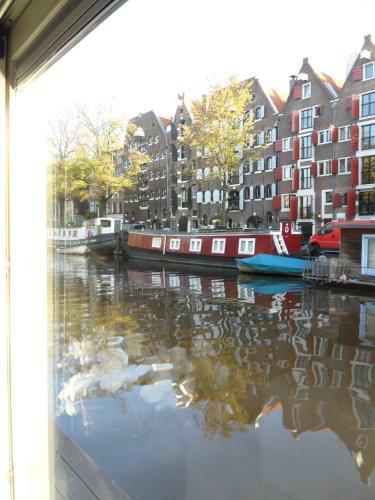 The Guest-houseboat