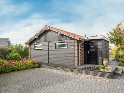 Charming Chalet In Kattendijke Near The River
