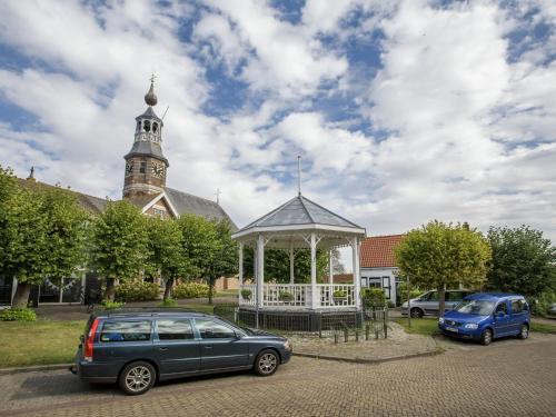 Charming Chalet In Kattendijke Near The River