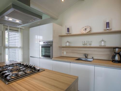 Charming Chalet In Kattendijke Near The River