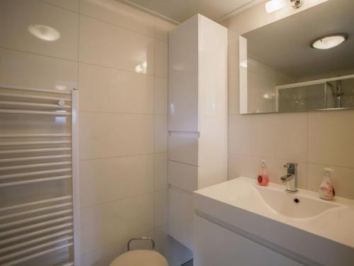 Charming Chalet In Kattendijke Near The River
