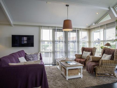 Charming Chalet In Kattendijke Near The River