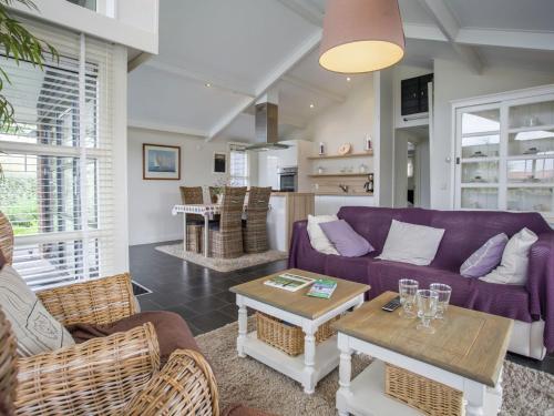 Charming Chalet In Kattendijke Near The River