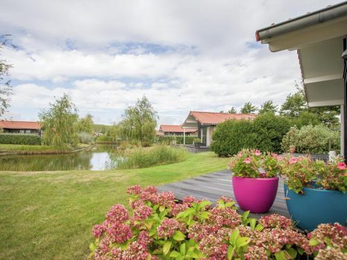 Charming Chalet In Kattendijke Near The River