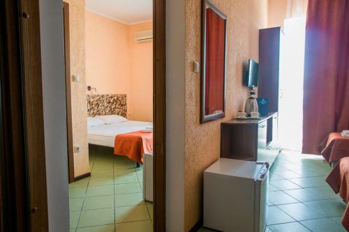 Ev Roshel Hotel