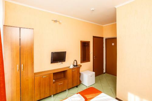 Ev Roshel Hotel