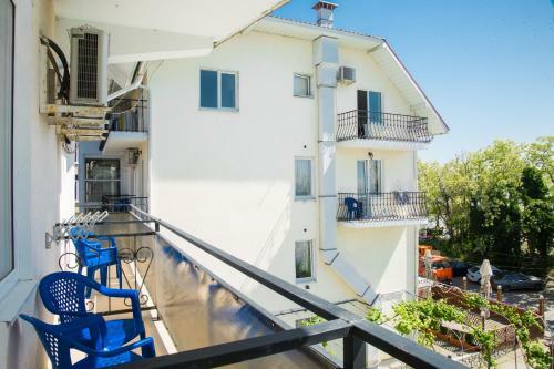 Ev Roshel Hotel