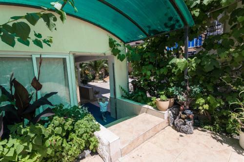 Ev Roshel Hotel