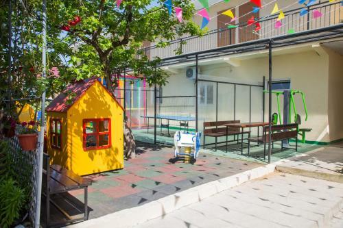 Ev Roshel Hotel