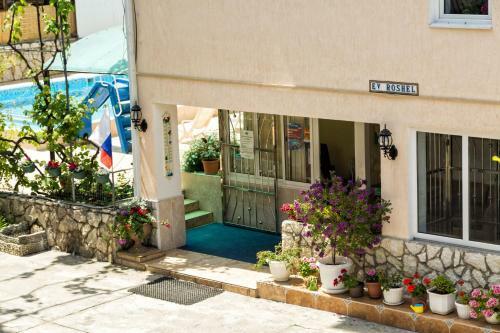 Ev Roshel Hotel