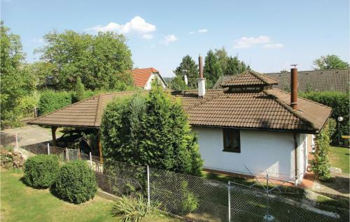 Three-bedroom Holiday Home In Velke Popovice
