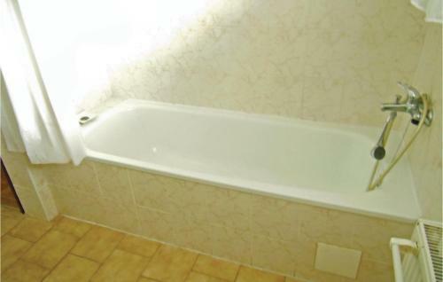 Three-bedroom Holiday Home In Velke Popovice