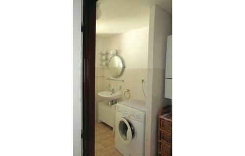 Three-bedroom Holiday Home In Velke Popovice