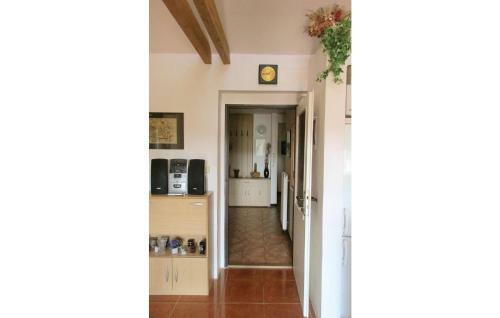 Three-bedroom Holiday Home In Velke Popovice
