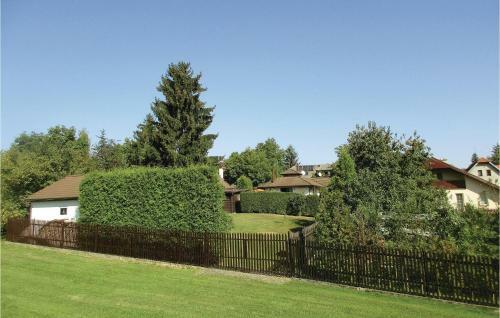 Three-bedroom Holiday Home In Velke Popovice