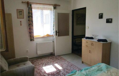 Three-bedroom Holiday Home In Velke Popovice