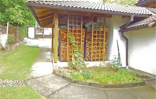 Three-bedroom Holiday Home In Velke Popovice