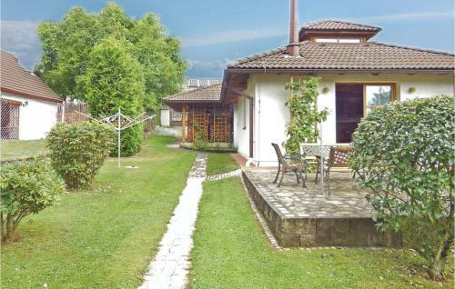 Three-bedroom Holiday Home In Velke Popovice