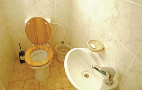 Three-bedroom Holiday Home In Velke Popovice