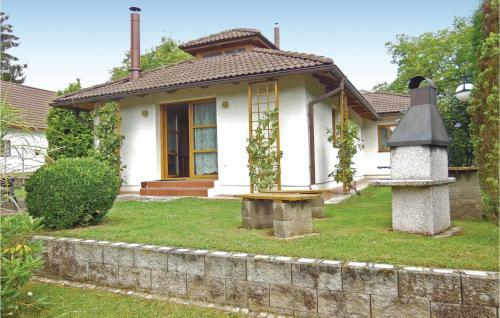 Three-bedroom Holiday Home In Velke Popovice