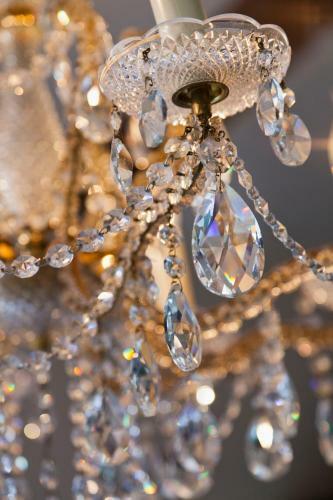 Hotel Diamonds And Pearls