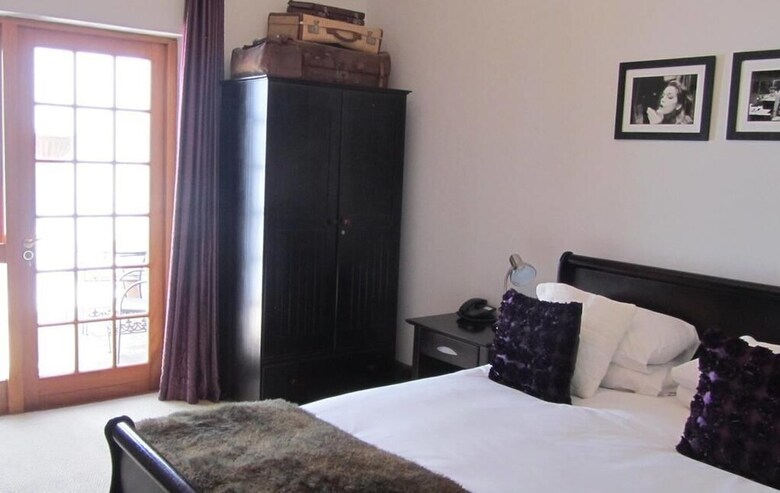 Hostal Cape Riviera Guesthouse