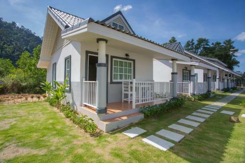 Hotel Suksompong Resort